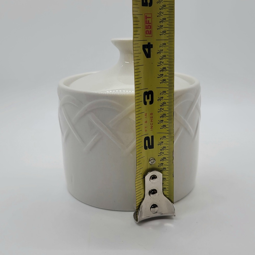 Oneida Picnic White Stoneware Sugar Bowl with Lid Embossed Basketweave Pattern - Picture 9 of 9